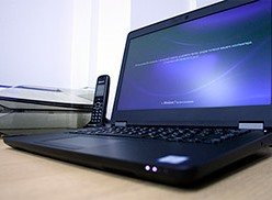 Фото ноутбук и телефон на рабочем столе