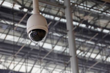 Поворотная камера видеонаблюдения подвешенная к потолку помещения