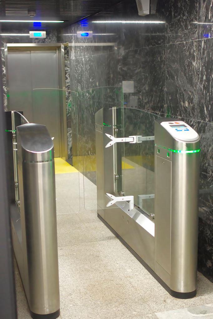 Фото турникет с распашными створками установлен в лифтовом холле